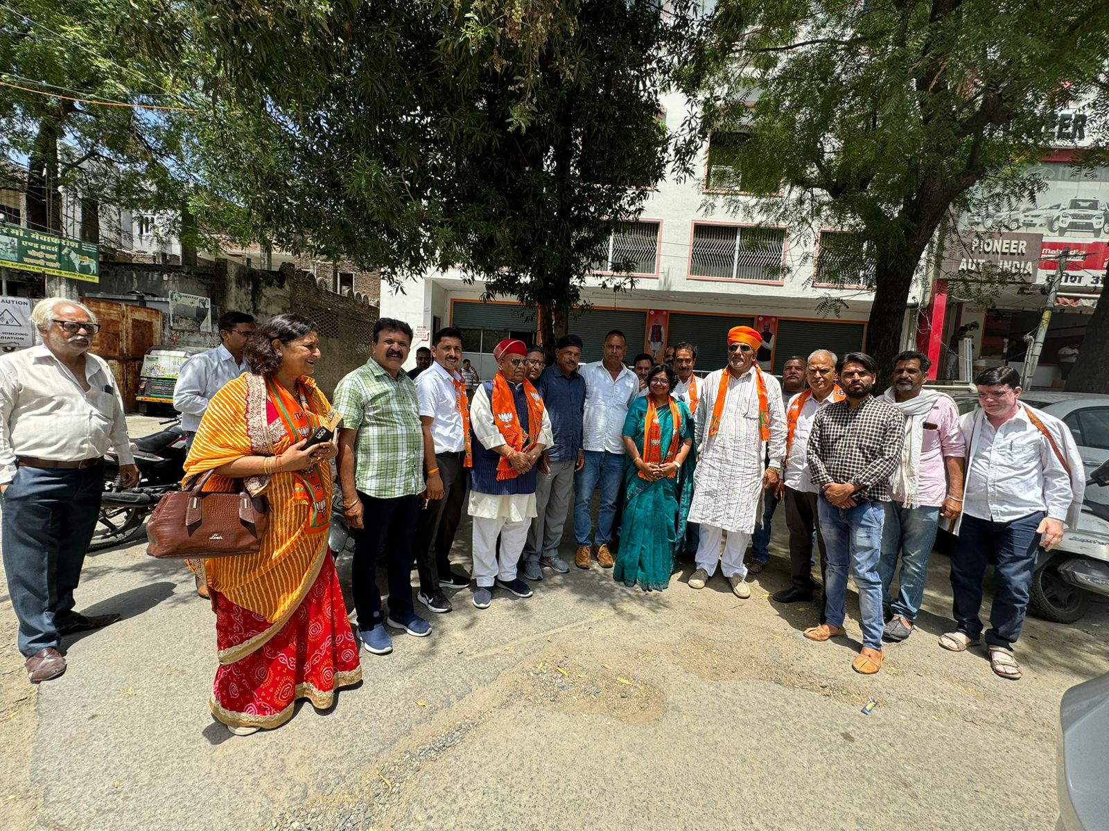 भाजपा में शामिल होने पर कार्यकर्ताओं ने जाहिर की खुशी